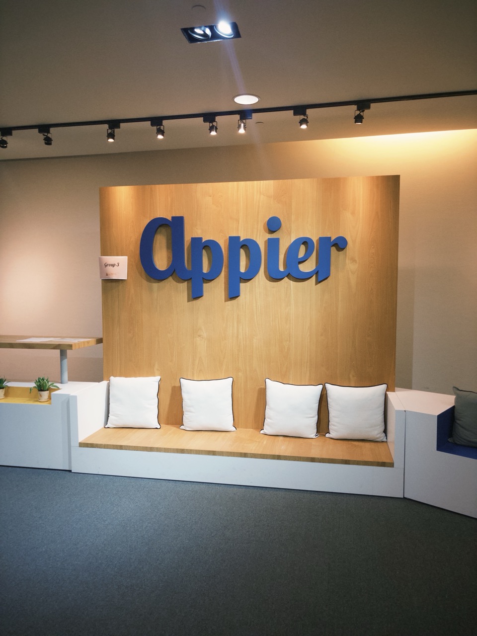 Appier 場地入口的品牌牆與沙發