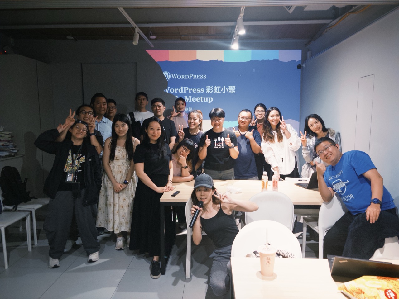 活動結束後，參與者在 WordPress 彩虹小聚背板前大合照