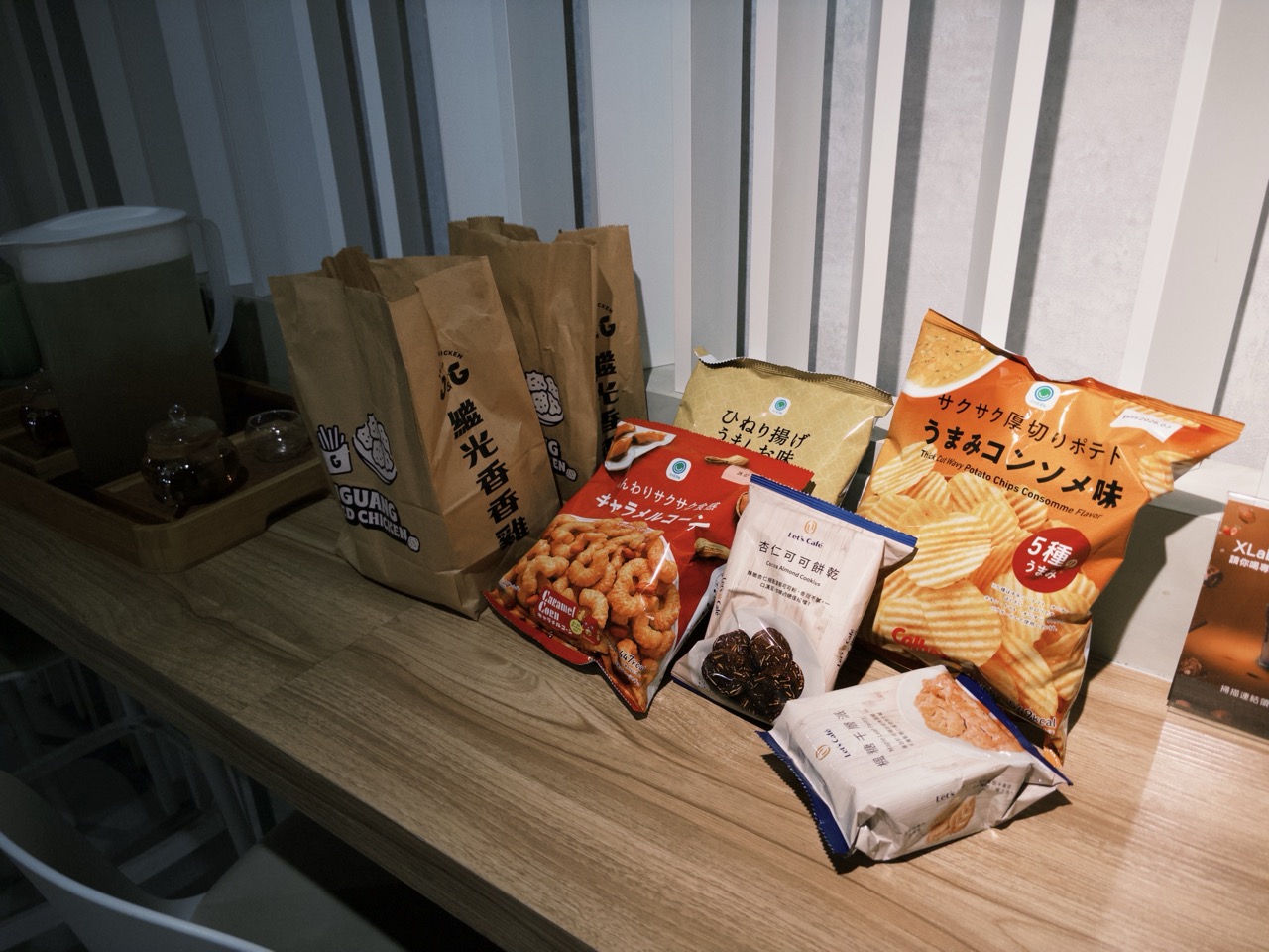 活動桌上擺著各式餅乾與零食