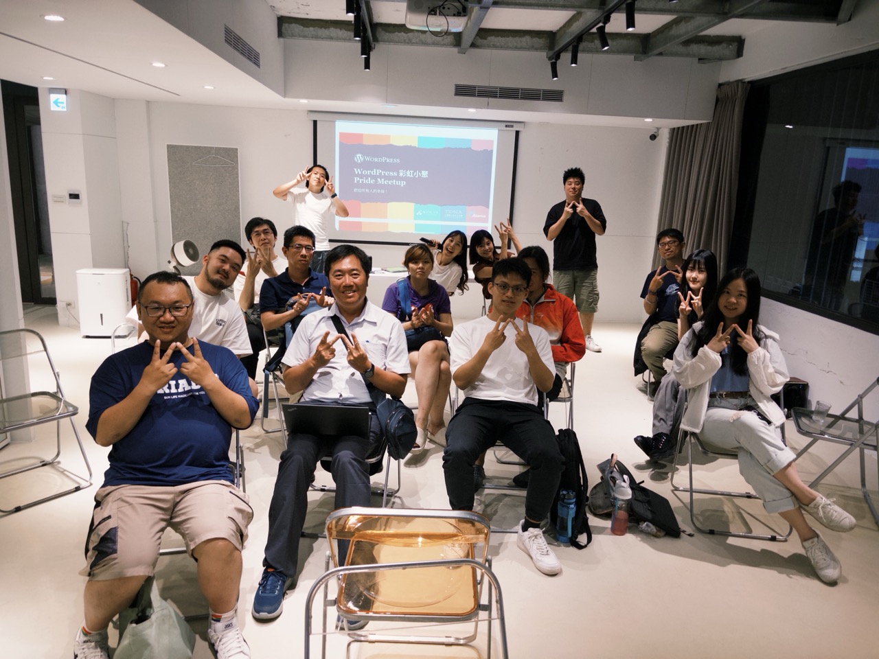 參與者對著鏡頭比出愛心手勢